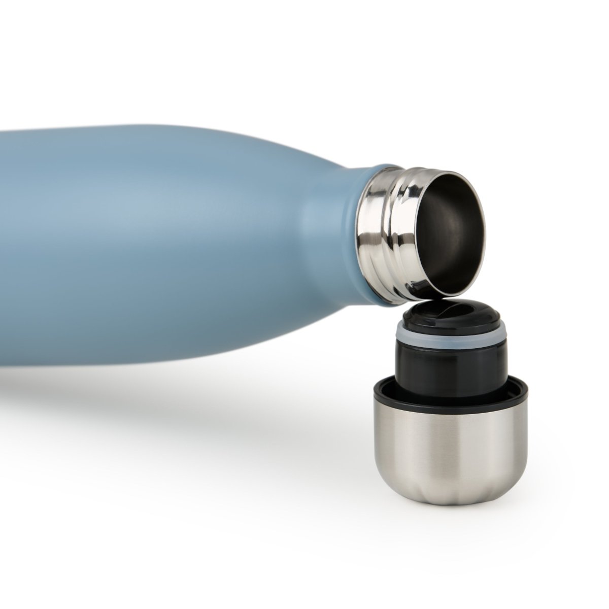 Geöffnete grau blau blumtal Edelstahl-Trinkflasche mit abgeschraubtem Deckel auf weißem Hintergrund.