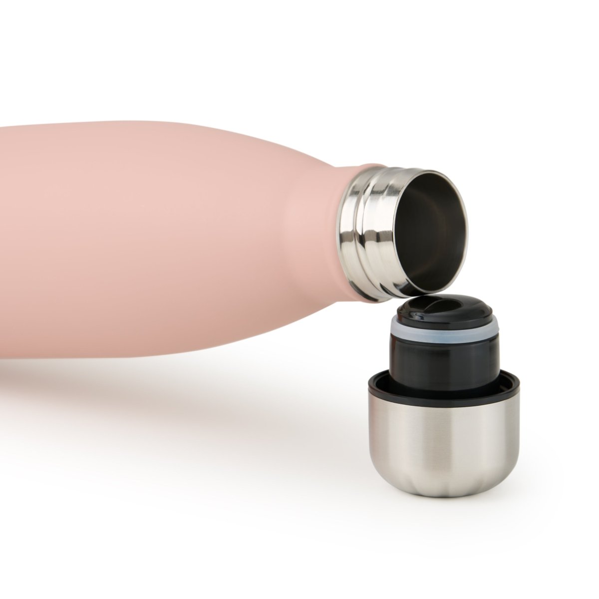Geöffnete mellow rosa blumtal Edelstahl-Trinkflasche mit abgeschraubtem Deckel auf weißem Hintergrund.