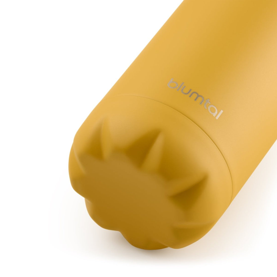 Nahaufnahme des Bodens einer spicy mustard gelb blumtal Edelstahl-Trinkflasche die auf einer weißen Oberfläche steht.
