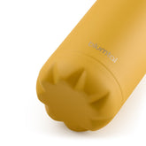 Nahaufnahme des Bodens einer spicy mustard gelb blumtal Edelstahl-Trinkflasche die auf einer weißen Oberfläche steht.