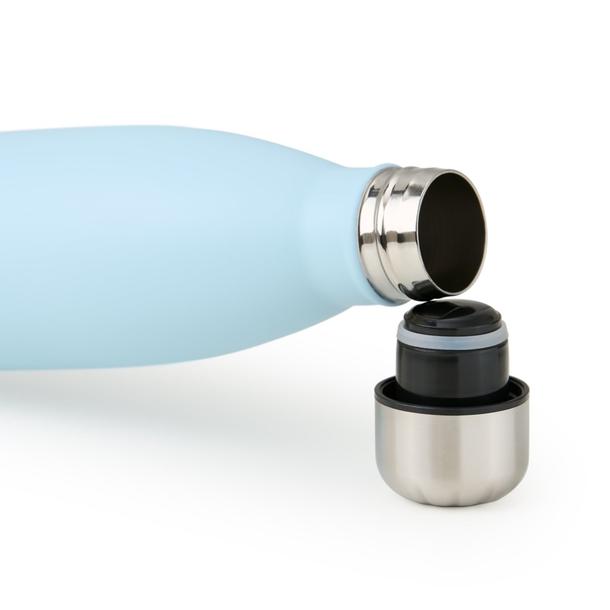 Geöffnete hellblau blumtal Edelstahl-Trinkflasche mit abgeschraubtem Deckel auf weißem Hintergrund.