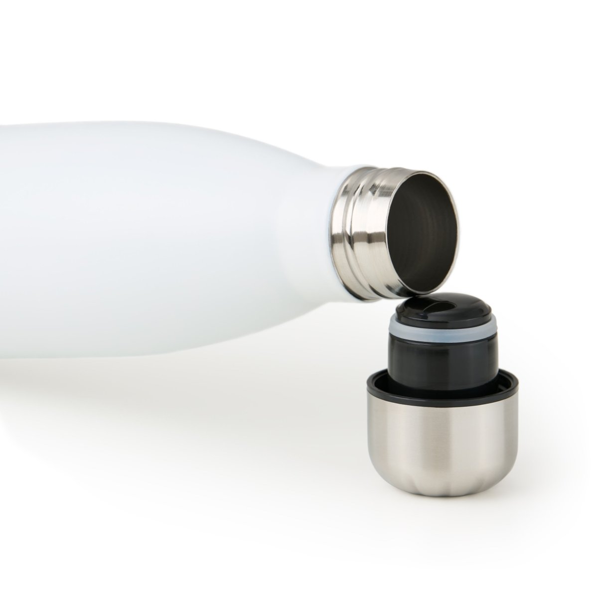 Geöffnete weiß blumtal Edelstahl-Trinkflasche mit abgeschraubtem Deckel auf weißem Hintergrund.