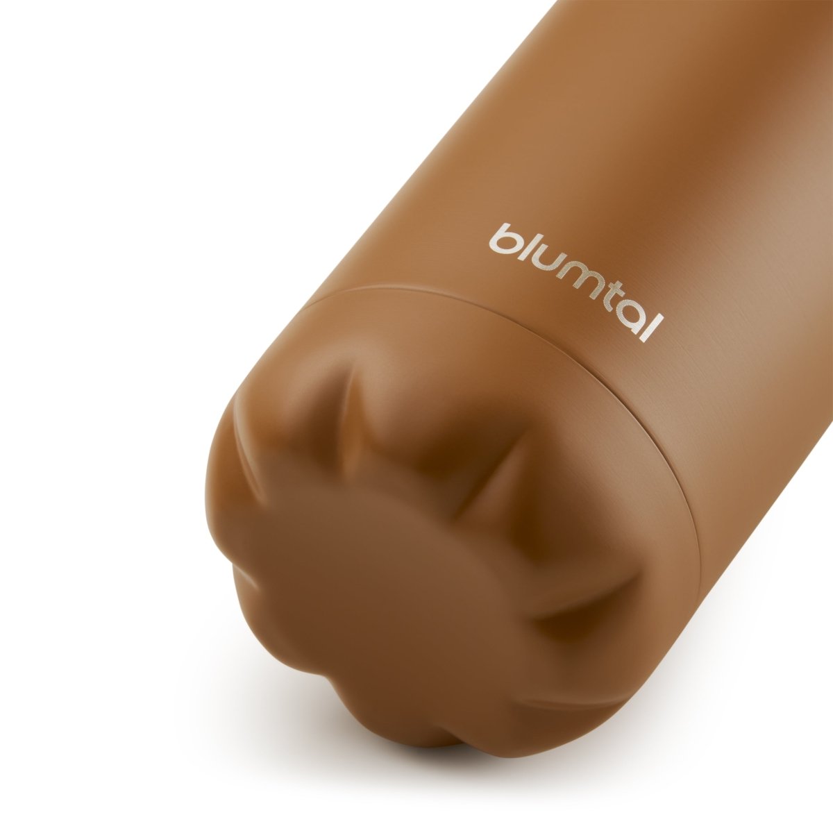 Nahaufnahme des Bodens einer pumpkin braun blumtal Edelstahl-Trinkflasche die auf einer weißen Oberfläche steht.