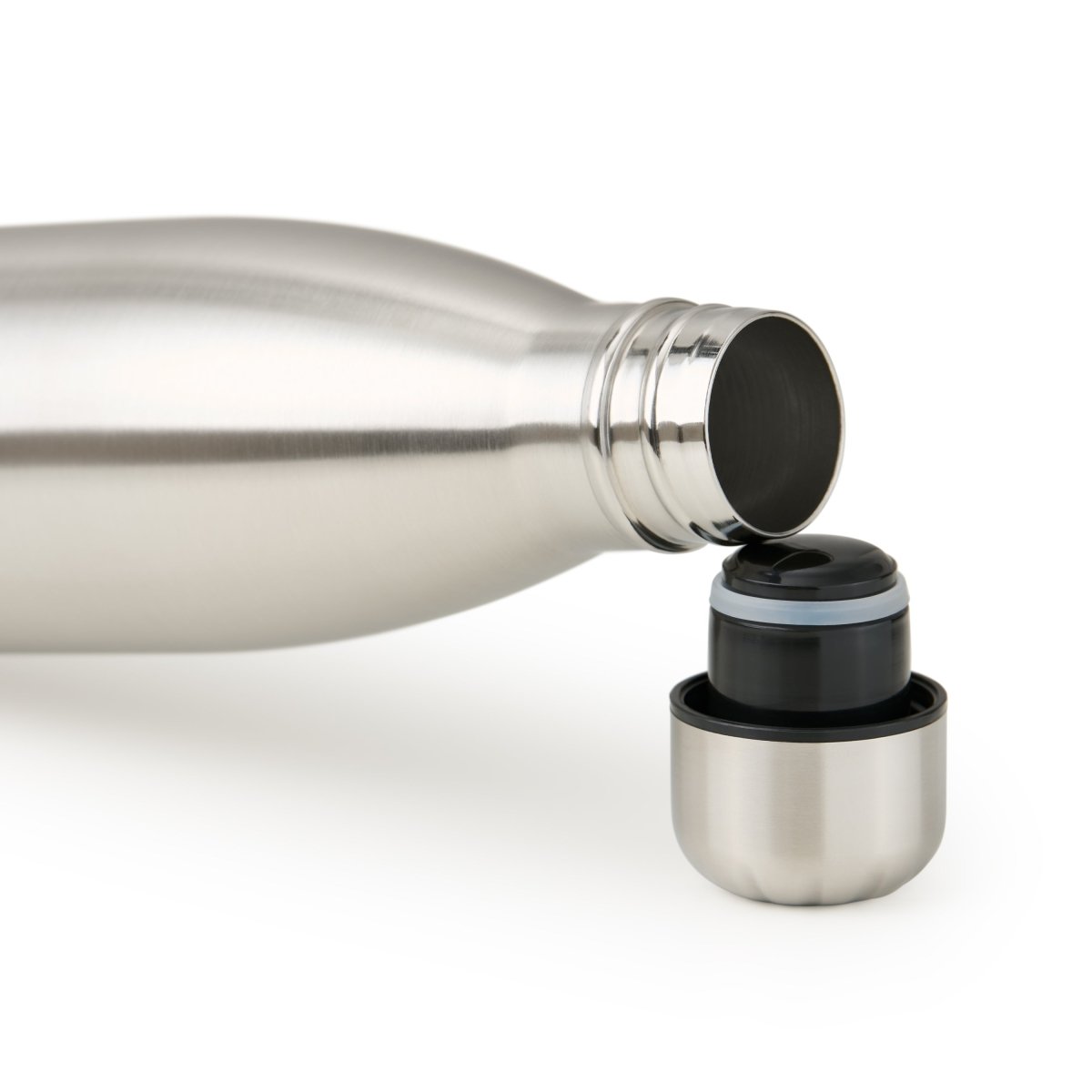 Geöffnete edelstahl blumtal Edelstahl-Trinkflasche mit abgeschraubtem Deckel auf weißem Hintergrund.