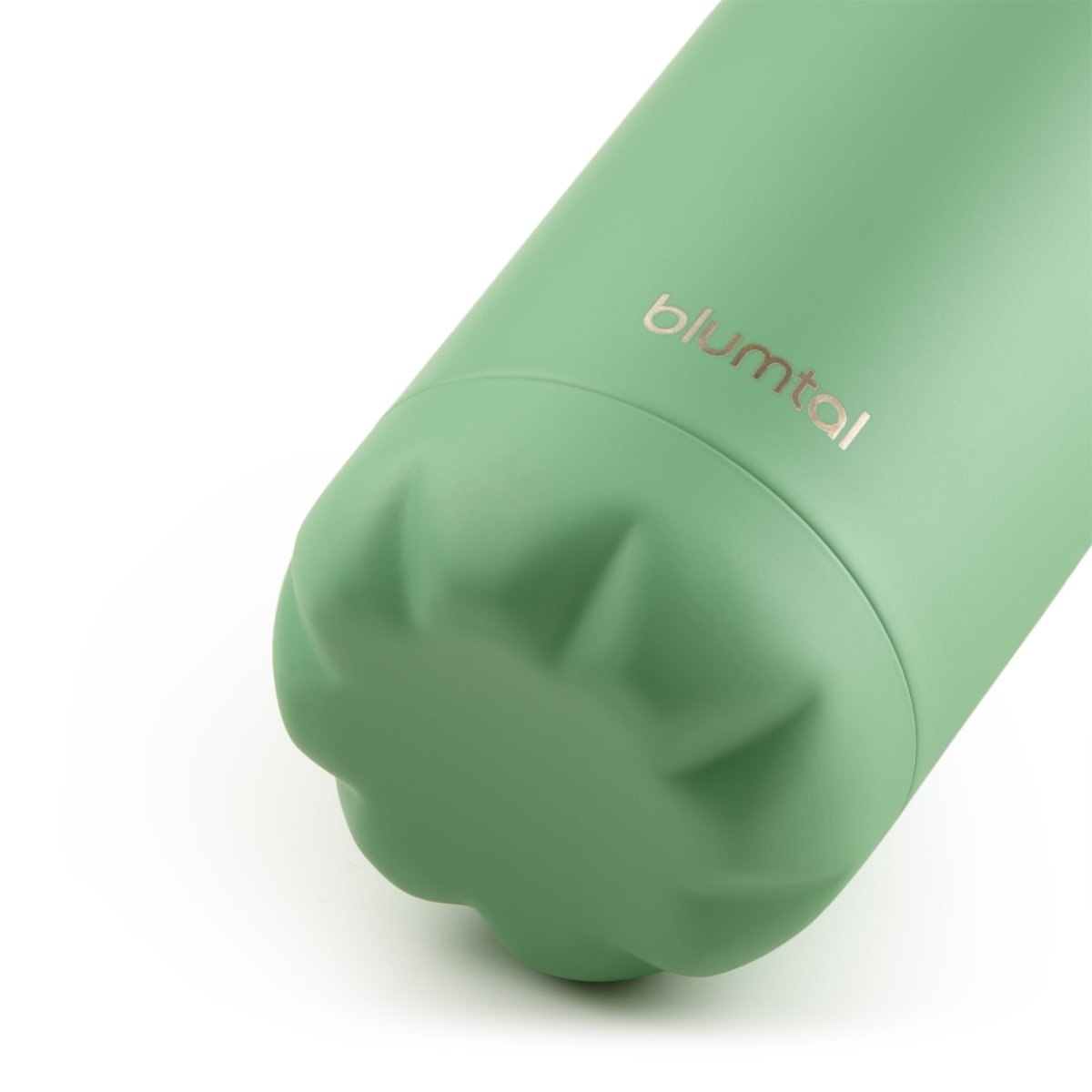 Nahaufnahme des Bodens einer summer grün blumtal Edelstahl-Trinkflasche die auf einer weißen Oberfläche steht.