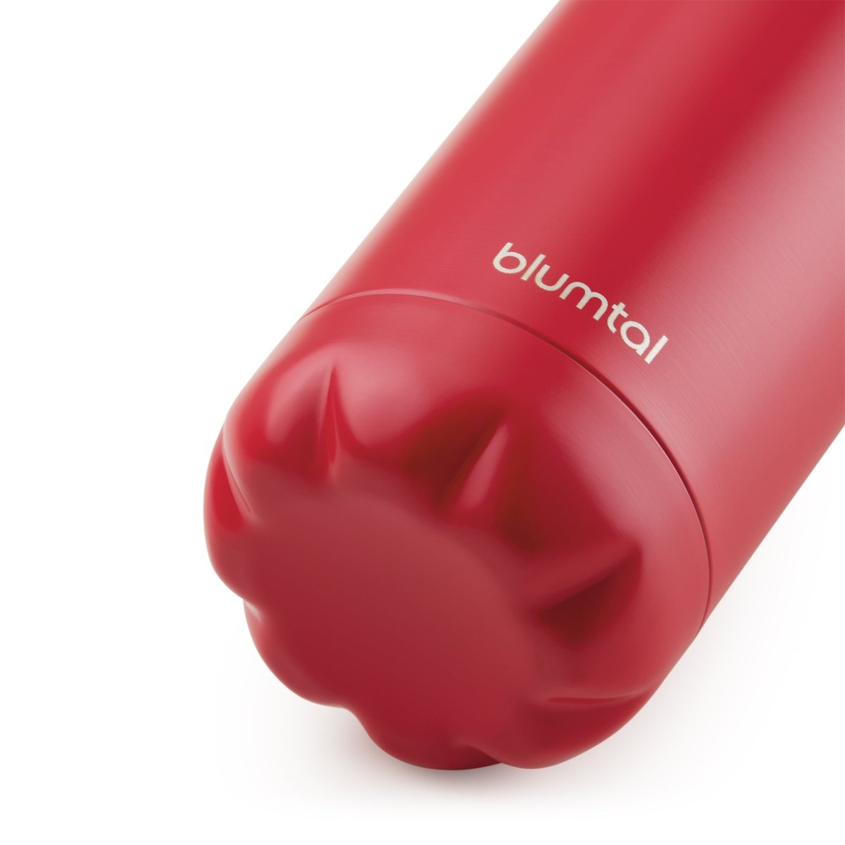 Nahaufnahme des Bodens einer rot blumtal Edelstahl-Trinkflasche die auf einer weißen Oberfläche steht.