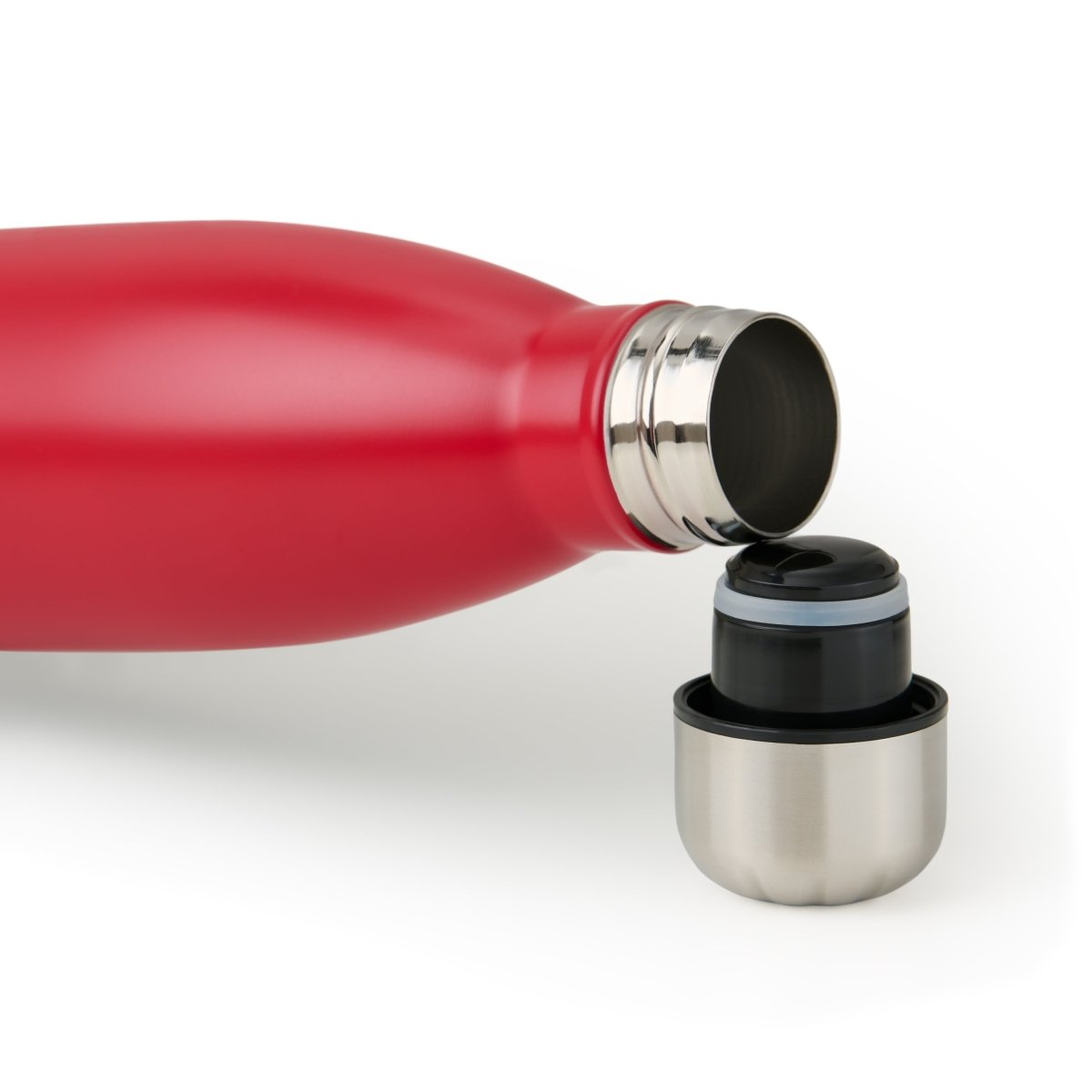 Geöffnete rot blumtal Edelstahl-Trinkflasche mit abgeschraubtem Deckel auf weißem Hintergrund.