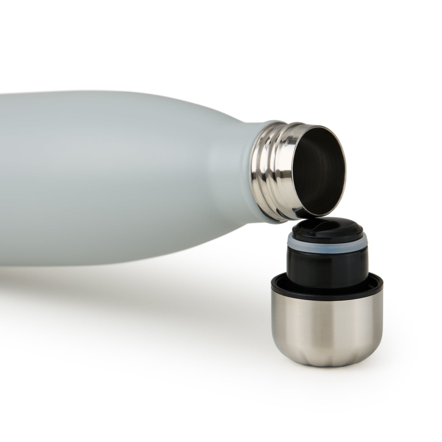 Geöffnete ultimate grau blumtal Edelstahl-Trinkflasche mit abgeschraubtem Deckel auf weißem Hintergrund.