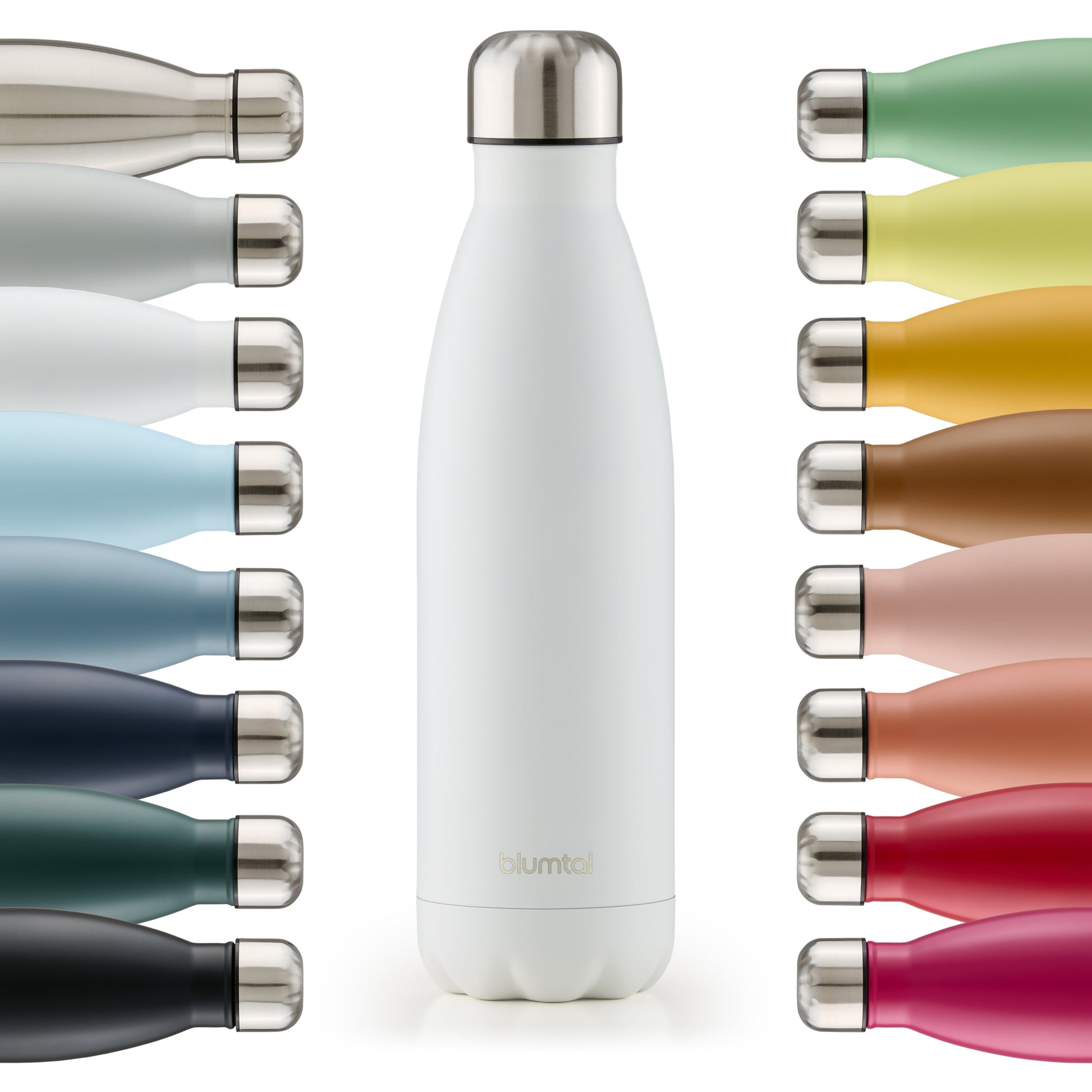 Farbige Auswahl an isolierten Edelstahl-Trinkflaschen von blumtal in einer Reihe angeordnet mit Fokus auf eine vorderseitige weiß farbene Flasche.